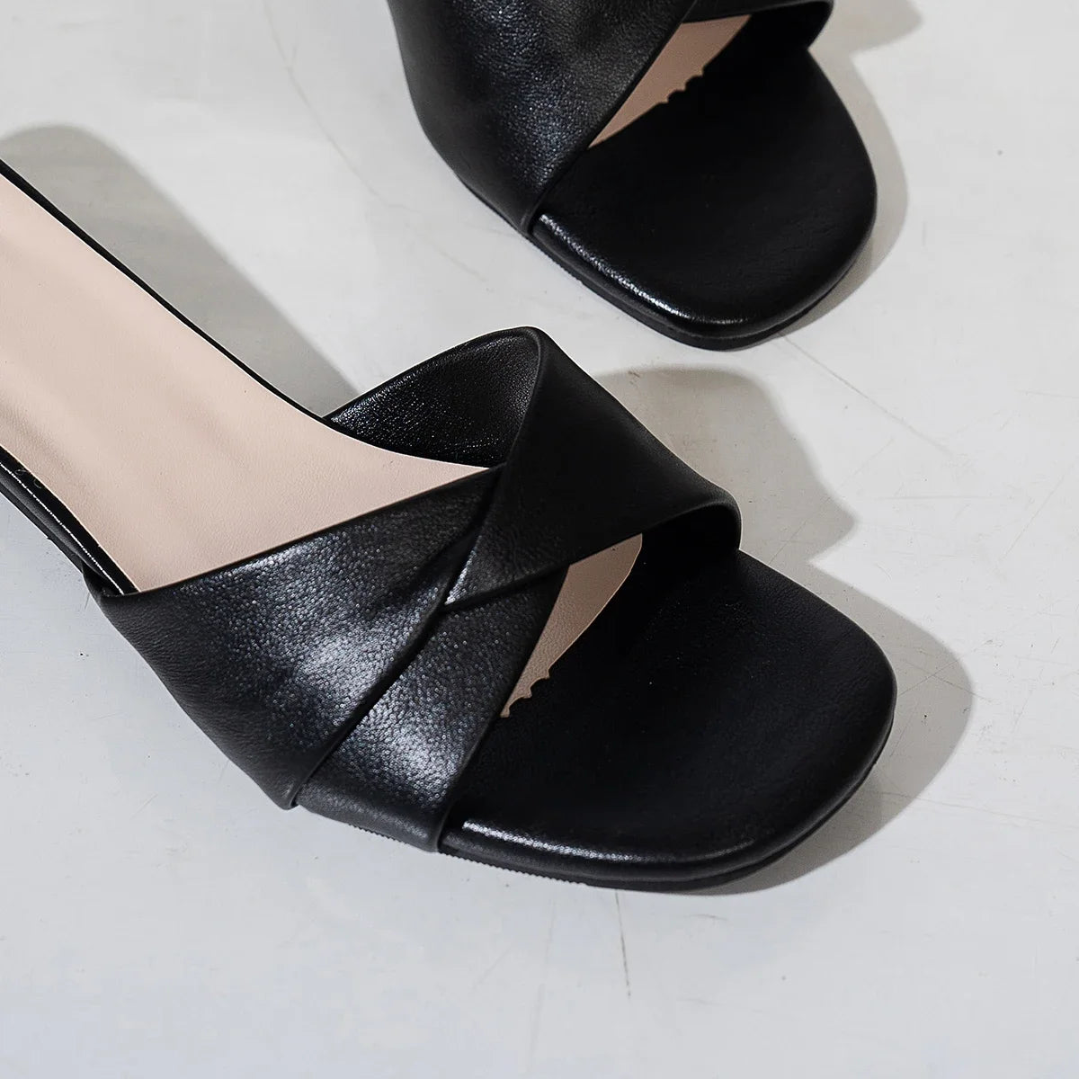 2025 Summer New Fashion Open Toe Solid Color Simple Leather Surface Versatile Candy Color Large Slippers Square Heel Shoes Women